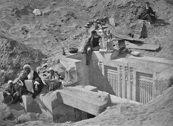 Auguste Mariette (1821-81) assis sur une mastaba lors des fouilles à Saqqara, extrait de Voyage dans la Haute Égypte, publié en 1878